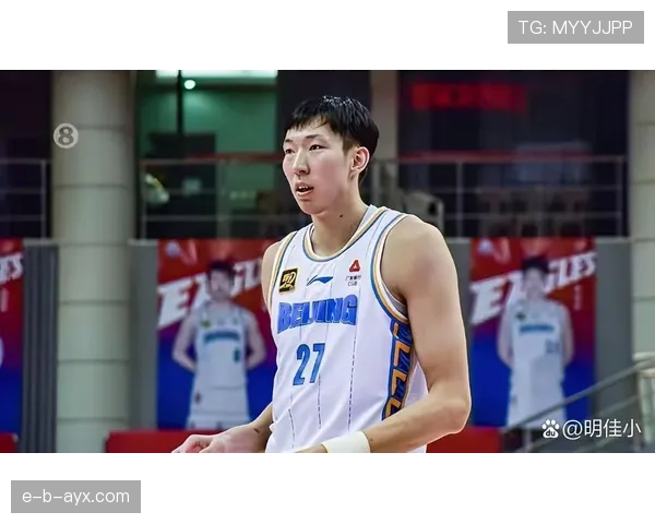 周琦这身高，打完球回家还得弯腰进门？